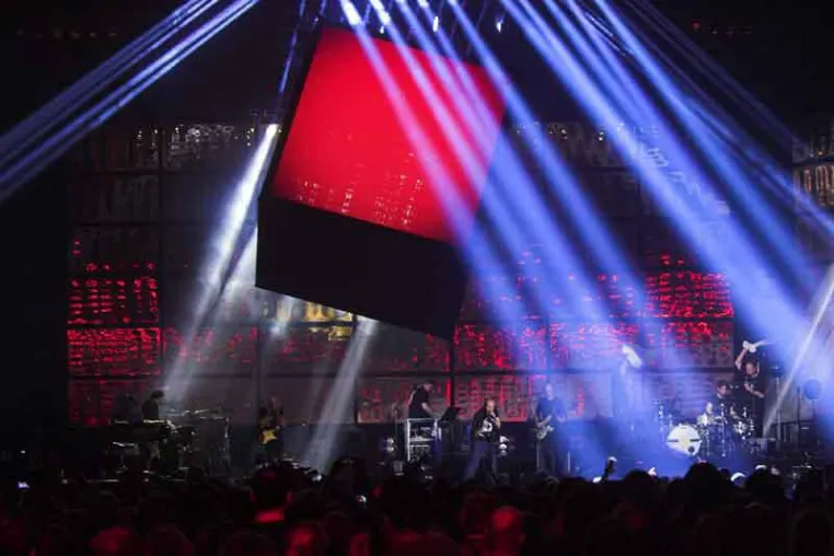 „Rekord“ Tour 2014/15 der Fantastischen Vier mit ROBE BMFL Bild: „Rekord“ Tour 2014/15 der Fantastischen Vier mit ROBE BMFL