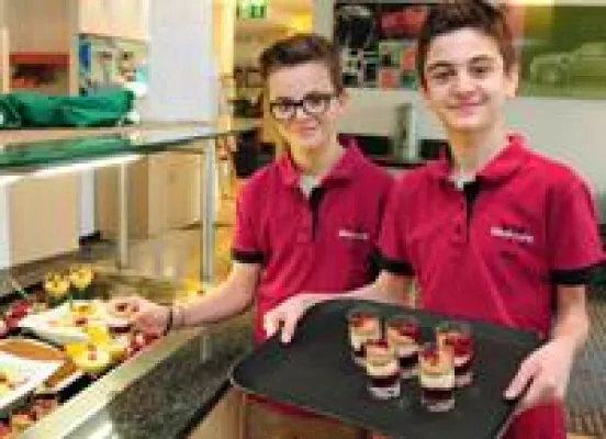 Bild: Boys‘ Day im Mercure Hotel Köln West - Direktor Bart Vaessen begeisterte Jungen für das Hotelfach