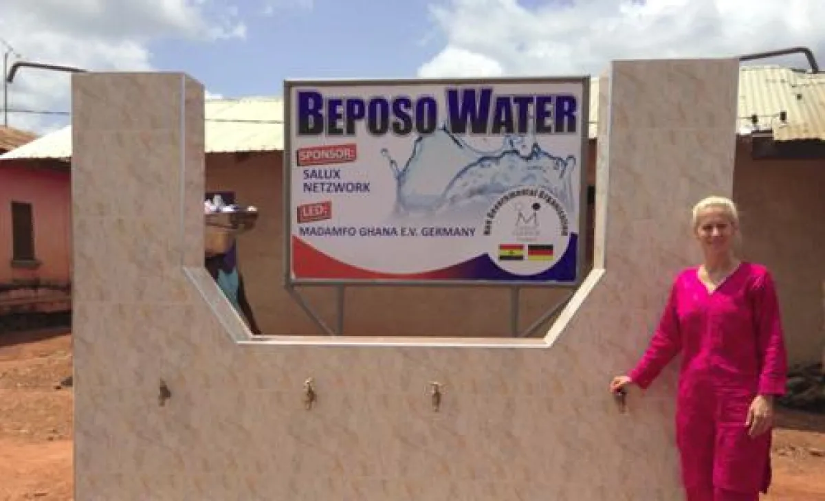 Bettina Landgrafe präsentiert den neuen Brunnen