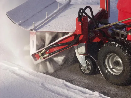 Bild: Für einen sorgenfreien Winterdienst: Der ECHOTRAK mit drei Anbaugeräten