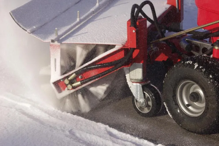Bild: Für einen sorgenfreien Winterdienst: Der ECHOTRAK mit drei Anbaugeräten