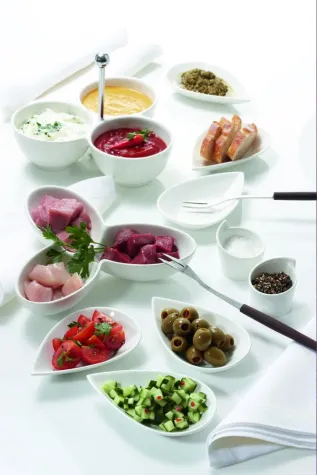 Bild: SILVESTERFONDUE: WHITE BASICS TISCHEN VIELFALT AUF