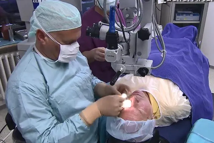 LIVE-Operation am Grauen Star – Patient erhält bei ARTEMIS Augenklinik künstliche Linse vor laufender Kamera Bild: LIVE-Operation am Grauen Star – Patient erhält bei ARTEMIS Augenklinik künstliche Linse vor laufender Kamera