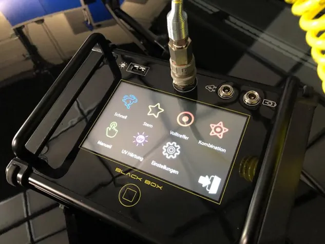 Bild: Neuheit: Akkubetriebenes System zur Steinschlagreparatur