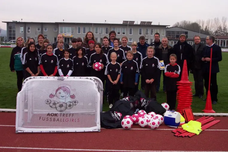 Kick it like Prinz und Lingor – Erste AOK-Treffs FußballGirls in Baden-Württemberg eröffnet Bild: Kick it like Prinz und Lingor – Erste AOK-Treffs FußballGirls in Baden-Württemberg eröffnet