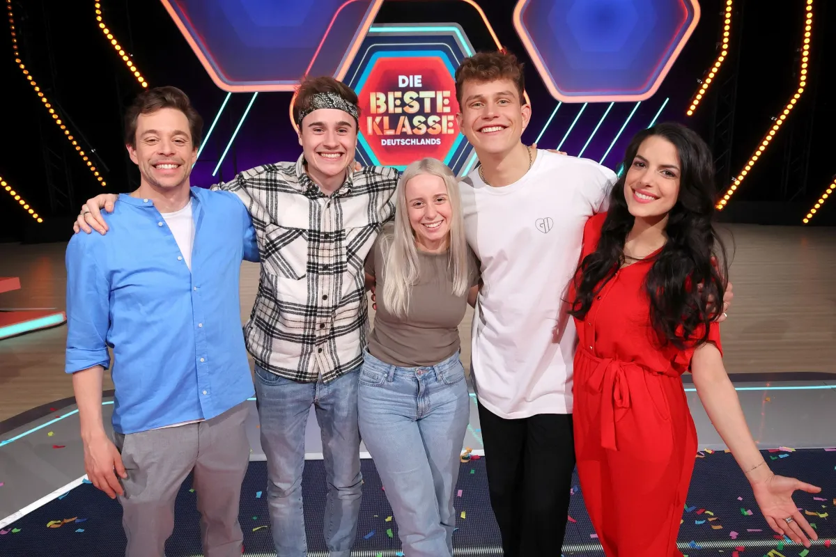 Die Moderatoren Clarissa und Tobi mit ihren Gästen Fabian Baggeler, Maria Ziffy und Gregor Hägele (© Steffen Becker / KiKA)