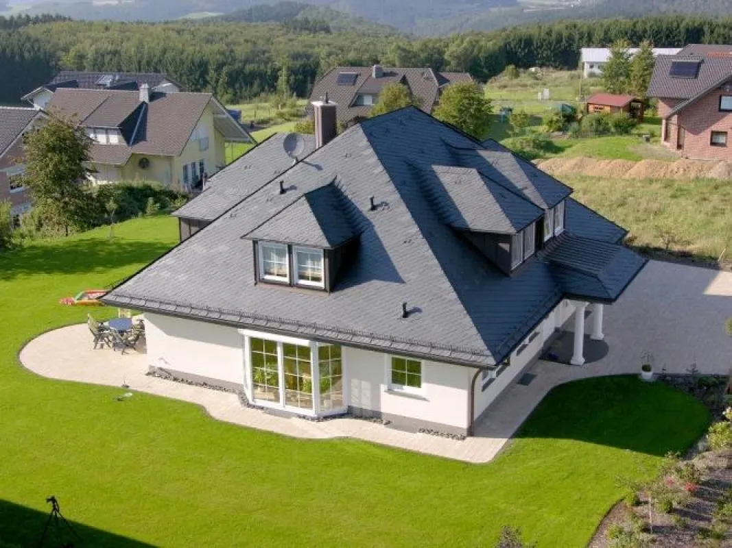 Mit Schiefer lassen sich echte „Glanzpunkte“ auf dem Dach setzen. Bild: tdx/dach.de