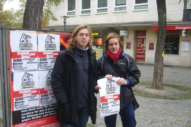 Bild: "Zerbrochener Bürger oder gläserner Staat"