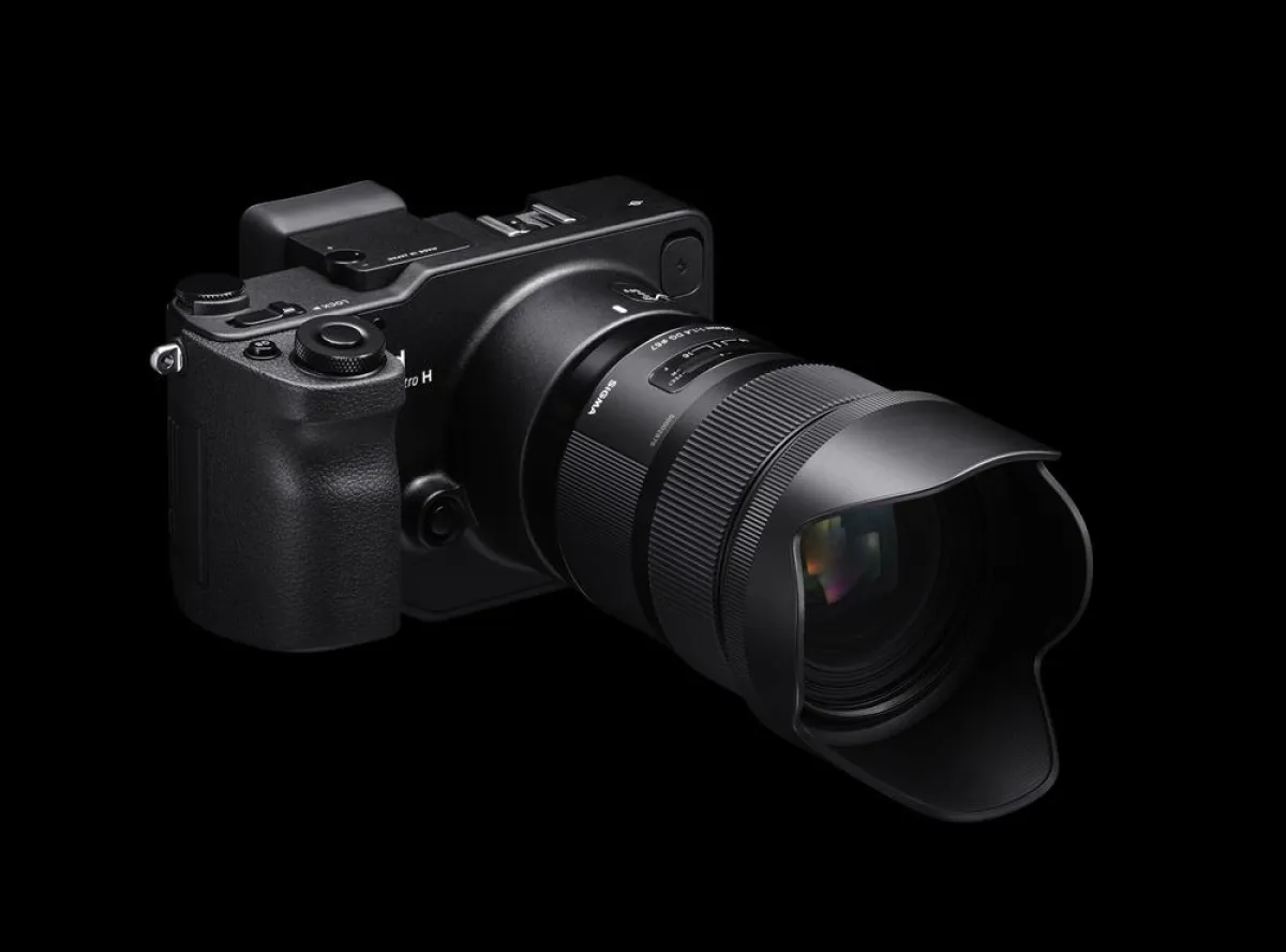 (FOTO: SIGMA) Die sd Quattro mit Objektiv