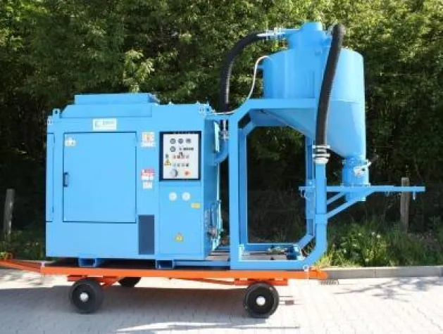 Elektro- oder Dieselantrieb: Der Großleistungssauger POWERvac 300 Bild: Elektro- oder Dieselantrieb: Der Großleistungssauger POWERvac 300