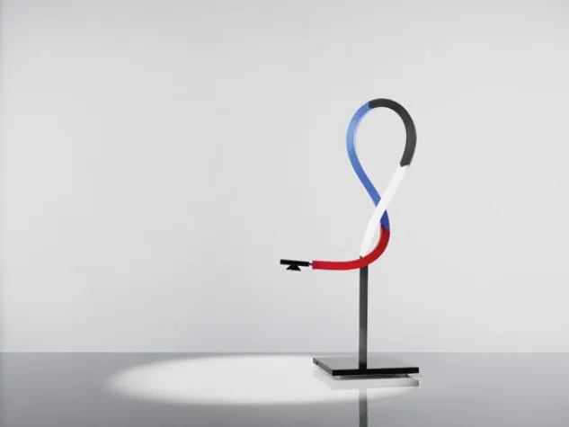 Bild: „Zufall“ aus DuPont Corian: Leuchtendesign von Ingo Maurer