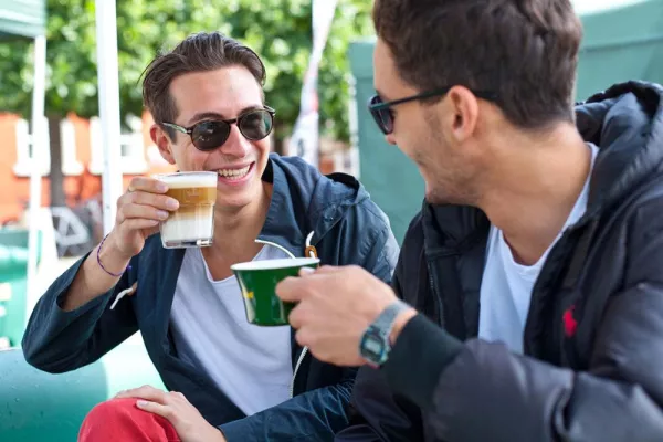 Bild: Die Jacobs Krönung Sofa Tour macht zum Hafengeburtstag an der Elbe Halt