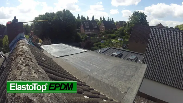 Bild: Bitumen Dachabdichtungen sind out – EPDM Dachbahnen dichten dauerhaft