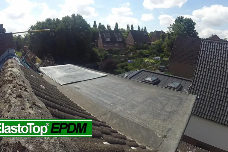 Bild: Bitumen Dachabdichtungen sind out – EPDM Dachbahnen dichten dauerhaft