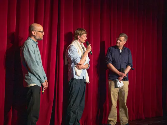 „Der Heimatlose kehrt heim“: Begeisterte Inselpremiere im Kurtheater Bild: „Der Heimatlose kehrt heim“: Begeisterte Inselpremiere im Kurtheater