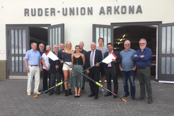 Bild: Ruderer von Arkona Berlin und Sponsoren feiern Erfolge bei WM und EM 2019