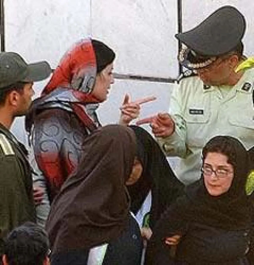 Iran, 12. Juni 2006: Frauen demonstrieren für ihre Rechte. Bild: kosoof.com