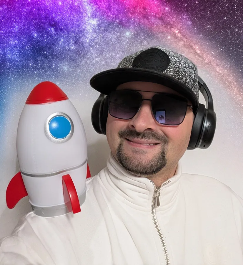 Mr. SamQ mit Rakete – Promo-Bild für die Single „Loud in Space“. (© © 2025 Mr. SamQ. Alle Rechte vorbehalten.)