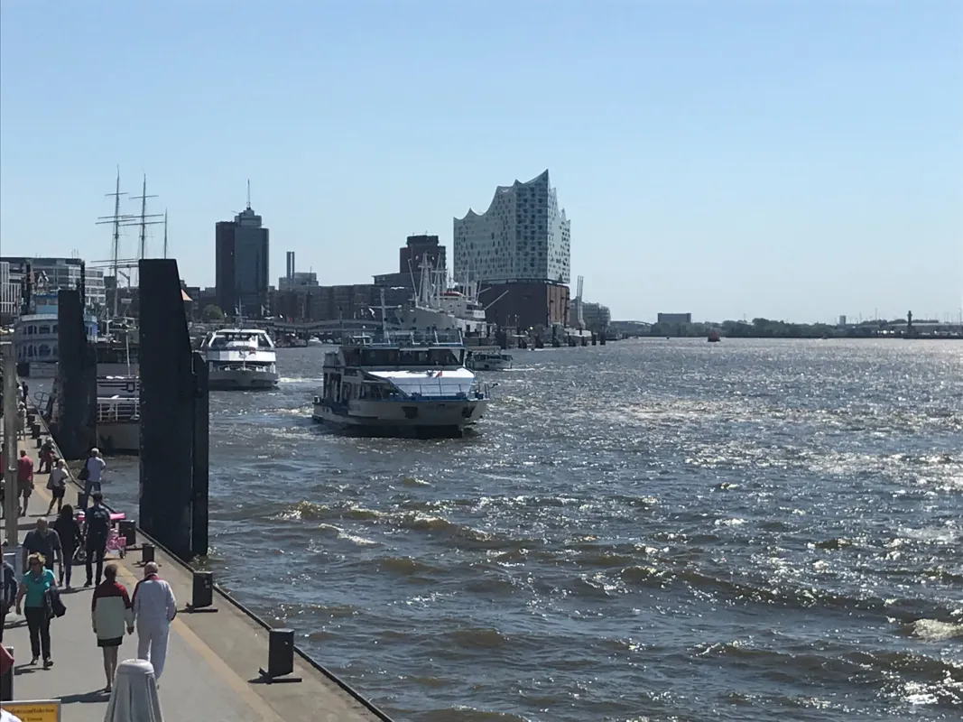 Hamburg wird immer mit Hafen und Wasser in Verbindung gebracht - und natürlich mit der Elphi. . (© Innofact)