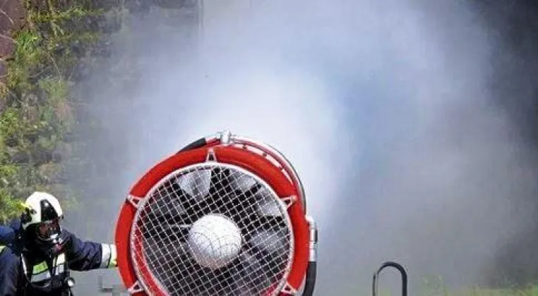 Bild: Effiziente Feuerbekämpfung durch Wassernebel Löschkanonen
