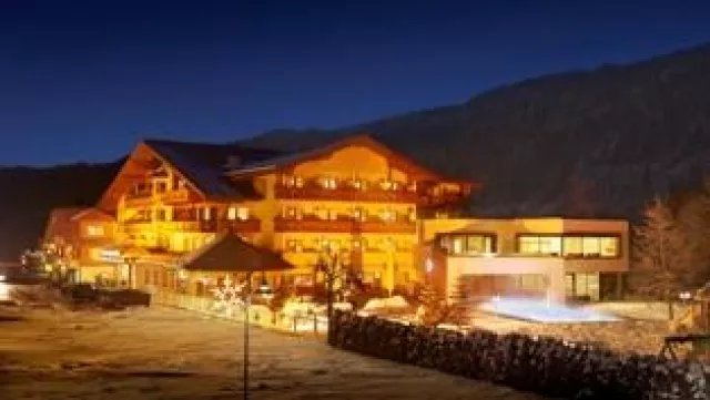 Bild: Sonne, Schnee und jede Menge Fun auf und abseits der Piste: Faschingsspecial im Alpenhof Flachau