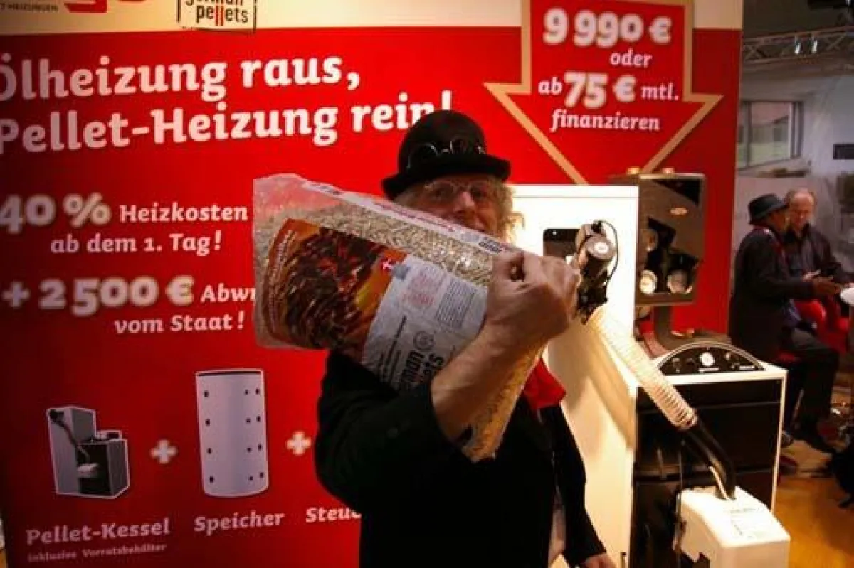 D-Rolf, bekannt als Weltenbummler und Allein-Unterhalter, beim Besuch des KAGO-Messestandes auf der Grünen Woche.