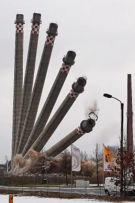 Bild: Neue Bilder von der Sprengung des 98 m Schornsteins in Fürstenwalde/Spree