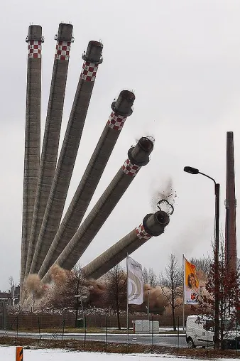 Neue Bilder von der Sprengung des 98 m Schornsteins in Fürstenwalde/Spree Bild: Neue Bilder von der Sprengung des 98 m Schornsteins in Fürstenwalde/Spree