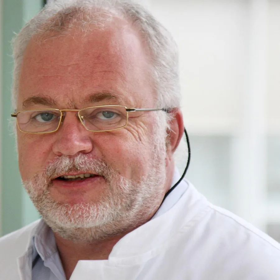 Professor Dr. Ernst Holler verabschiedet sich zum 1. Oktober 2019 in den Ruhestand. Foto: UKR