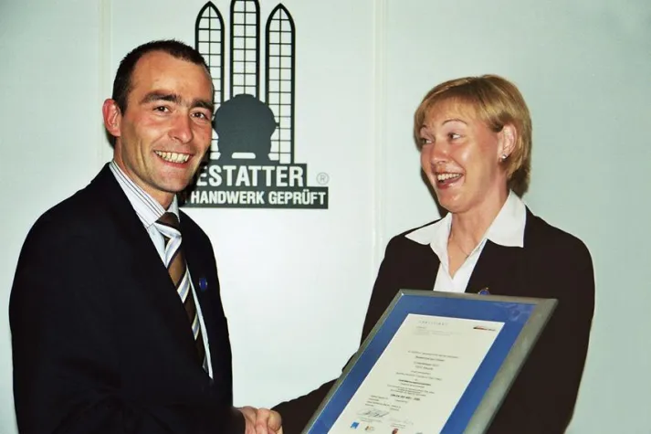 Bild: REBER Bestattungen Landau führt das europäische Qualitätssiegel nach DIN EN ISO 9001:2000 ein