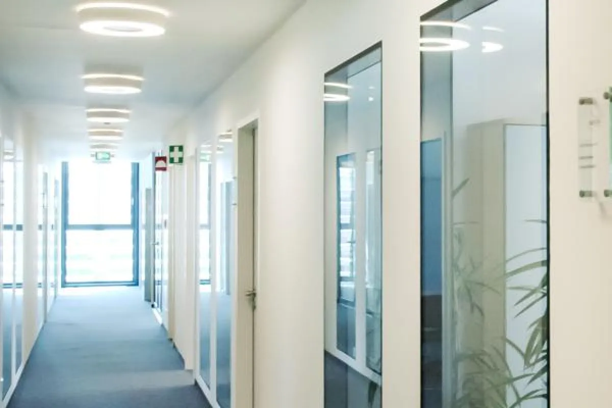 Funktional und edel: Flächenbündige Innenverglasungen mit Funktion