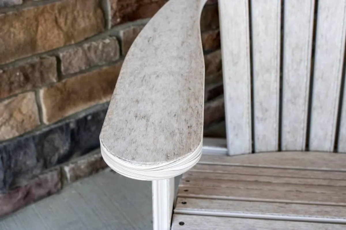 Einem Holzstuhl täuschend ähnlich: Polywood natural finish neu bei Casa Bruno