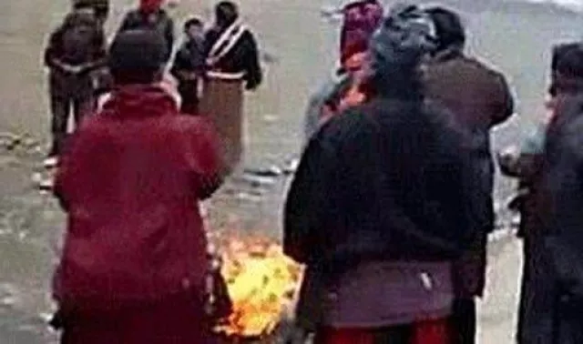 Tibet brennt weiter: Mutter dreier Kinder verbrennt sich in Dzamthang Bild: Tibet brennt weiter: Mutter dreier Kinder verbrennt sich in Dzamthang