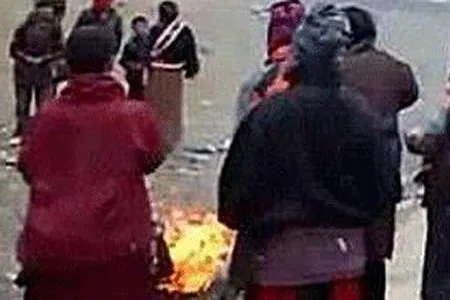 Bild: Tibet brennt weiter: Mutter dreier Kinder verbrennt sich in Dzamthang