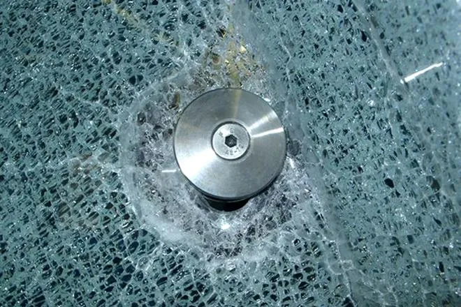 PROFILON® FF verhindert gefährlichen Absturz von Glasfassadenteilen Bild: PROFILON® FF verhindert gefährlichen Absturz von Glasfassadenteilen