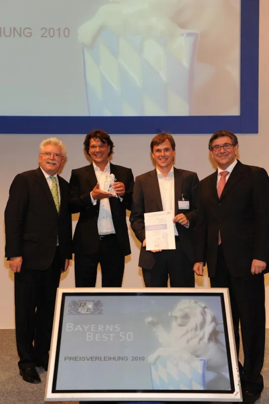 Staatsminister Martin Zeil überreicht die Auszeichnung Bayerns Best 50 an die Immowelt-Vorstände Carsten Schlabritz und Ulrich Gros. Außerdem anwesend: Ralf Broschulat von Ernst & Young (v.l.n.r.). Bi