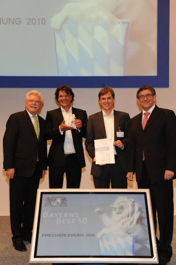 Staatsminister Martin Zeil überreicht die Auszeichnung Bayerns Best 50 an die Immowelt-Vorstände Carsten Schlabritz und Ulrich Gros. Außerdem anwesend: Ralf Broschulat von Ernst & Young (v.l.n.r.). Bi