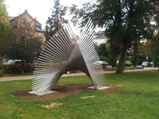Bild: Neuplatzierung und Einweihung der Skulptur "Ikarus" von Angelina A. Gradisnik in Oberursel/Ts.