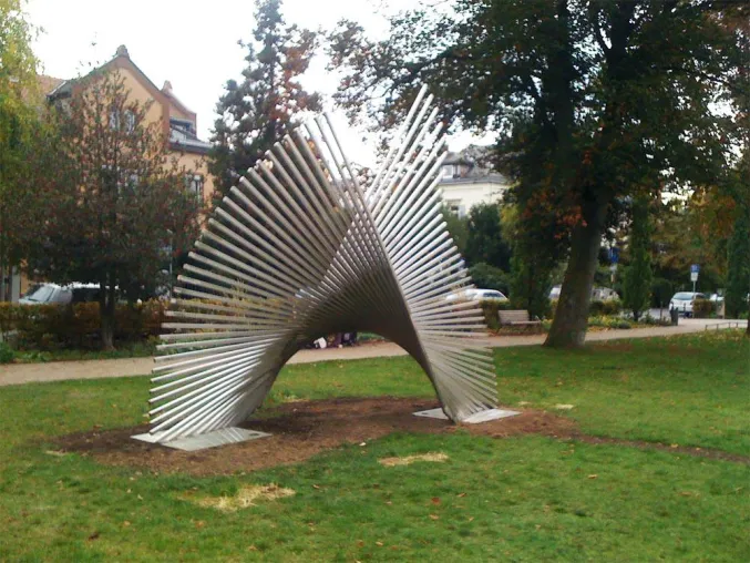 Bild: Neuplatzierung und Einweihung der Skulptur "Ikarus" von Angelina A. Gradisnik in Oberursel/Ts.