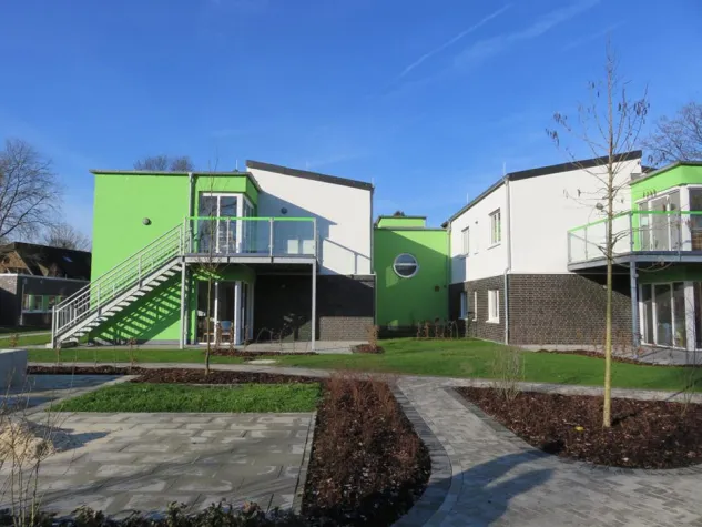 Bild: Landschaftsarchitekt Chr. Schmidt führt durch die Gartenanlagen des Dietrich-Bonhoeffer-Zentrums in Herten