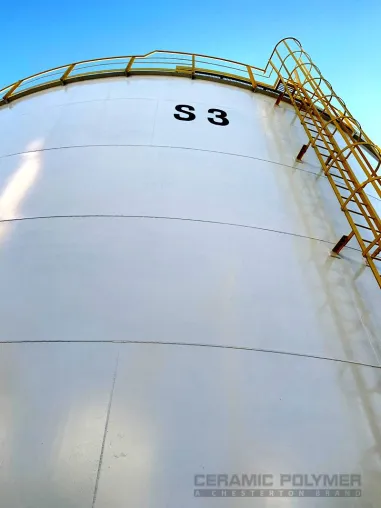 Bild: Außen- und Innenbeschichtung von Industriewassertank in einer Raffinerie mit Ceramic-Polymer Markenprodukten
