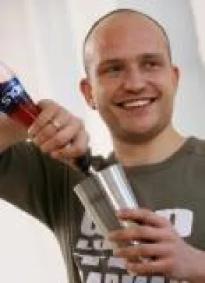 Bild: Ted Marcuse von der Plaza Bar Hamburg zieht ins Finale des BOLS Around the World 2008 Mix-Wettbewerbs ein