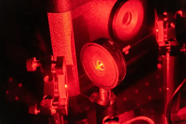 Bild: Ultraschnelle Laserpulse bringen diamantbasiertes Quanteninternet der Realität näher 