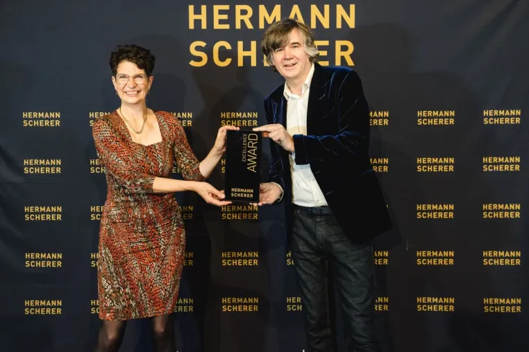 Bild: Expertin für Mitarbeitergewinnung brilliert beim Speaker Slam und gewinnt Excellence Award
