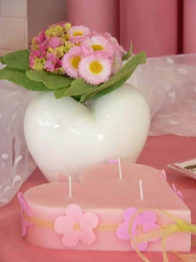 Mit Kerzen-Herzen in RAL-Qualität Freude verschenken. Foto: Gütegemeinschaft Kerzen