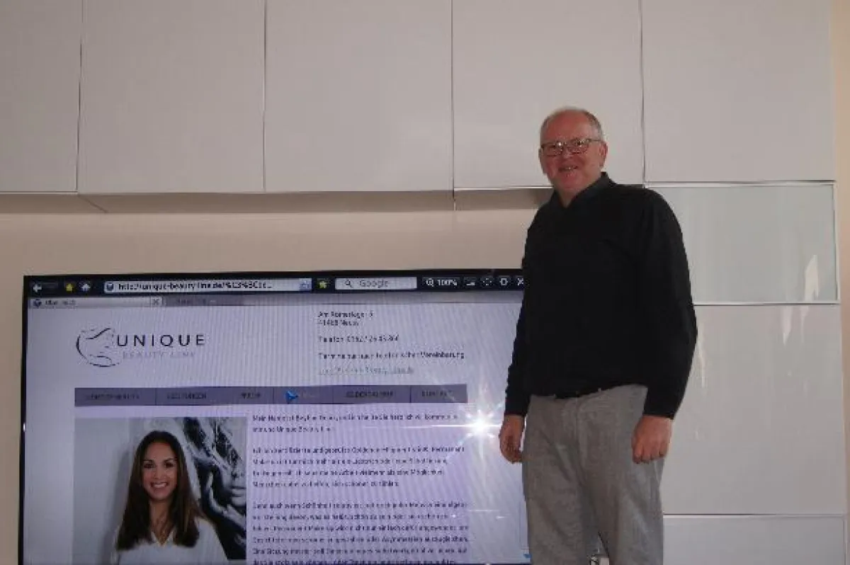 Ulrich Becker vor der Webseite des neuen Mandanten