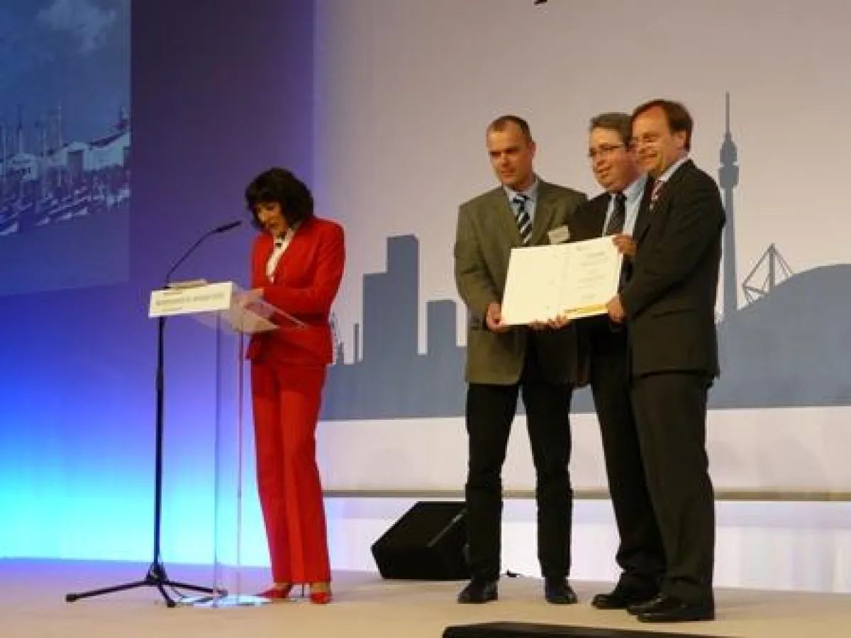 Bildbeschreibung (von links): Angela Elis (Moderatorin), Wolfgang Völz (Technischer Leiter Stadtwerke Norden), Stefan Richtstein (Geschäftsführer Stadtwerke Norden), Thomas Rachel (Parlamentarischer S