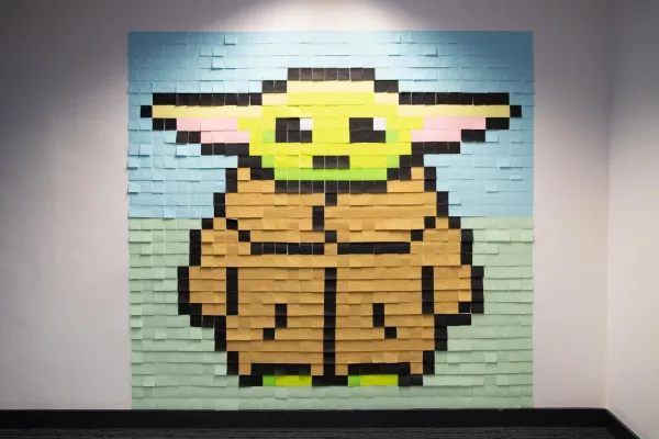 Bild: Baby Yoda aus 1.317 Haftnotizen erobert das Büro