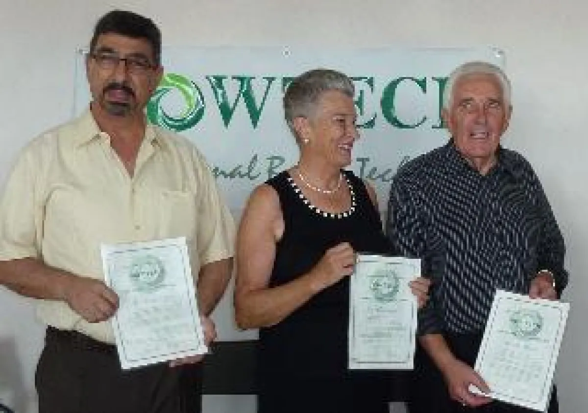 Drei der vier neuen Ehrenmitglieder von BOWTECH Deutschland e.V. (v.l.): Andrew Zoppos, Elaine und Oswald Rentsch.