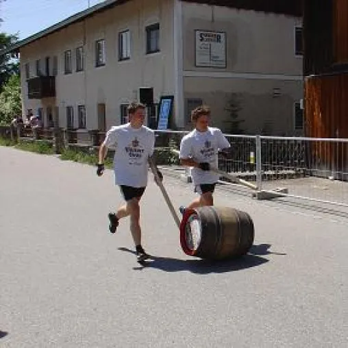 Bild: Bierfässer rollen bei der Deutschen Meisterschaft in Weyarn